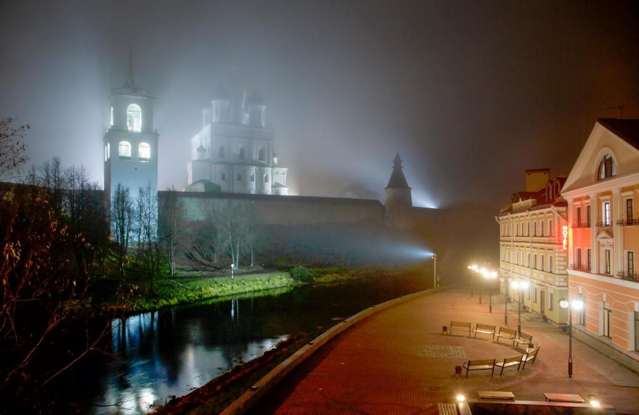 Golden Embankment Hotell Pskov Exteriör bild